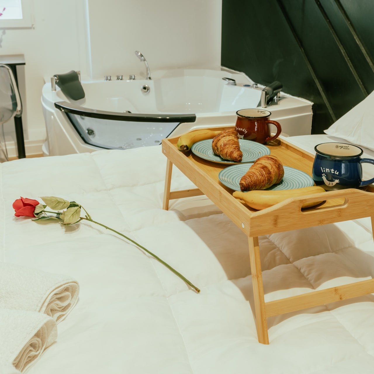 Suite with jacuzzi and breakfast served in bed